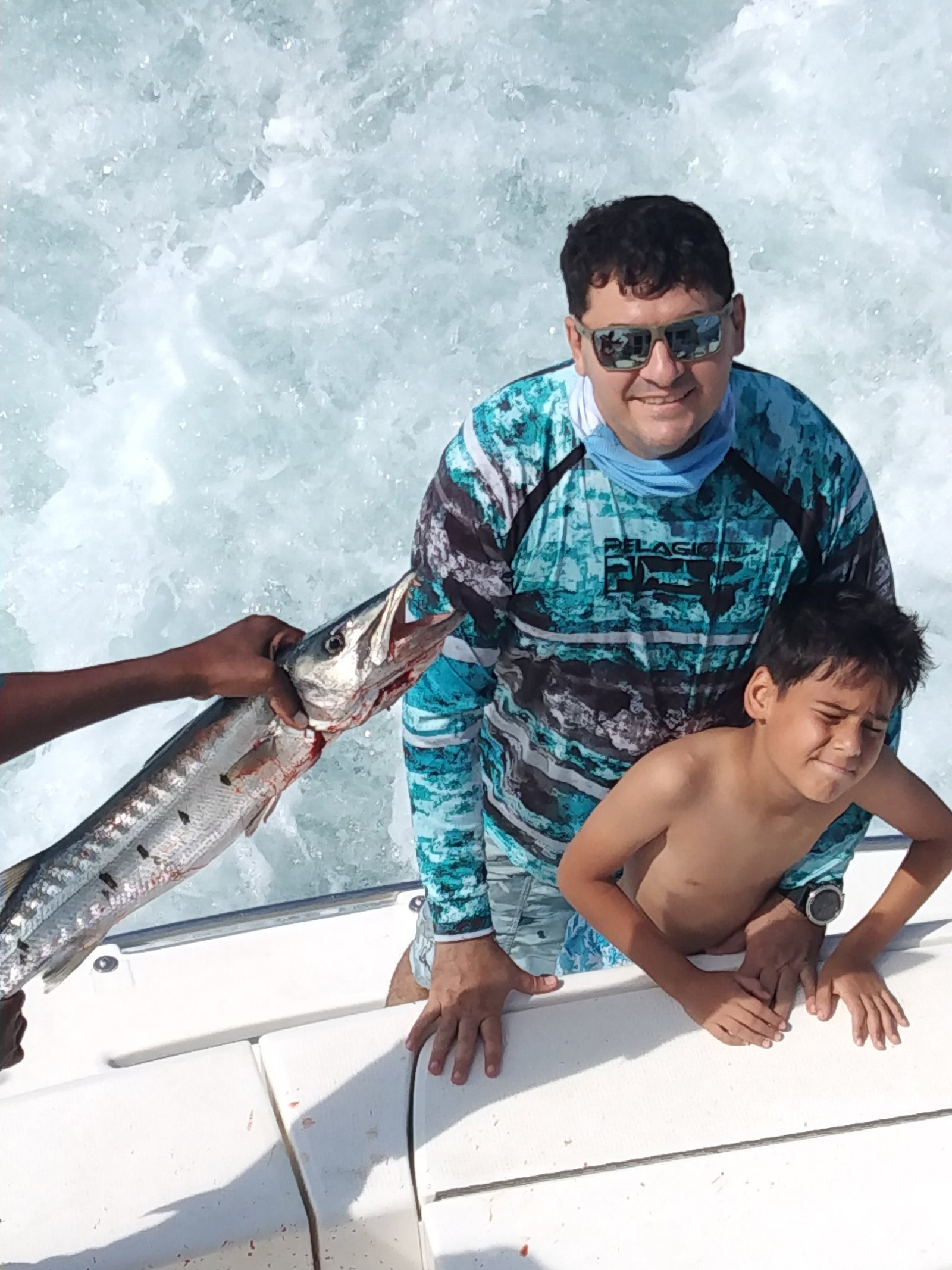 Familia en expedición de pesca
